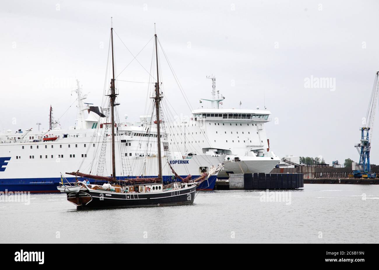 La nave a vela Helene lascia il porto di Ystad. Sullo sfondo la barca Copernik da Unity Line. Foto Gippe Gustafsson Foto Stock