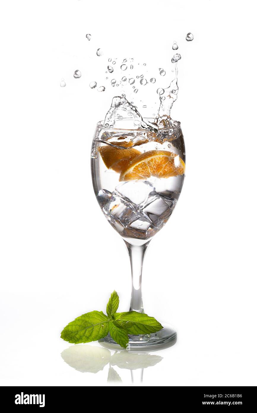 Flash ad alta velocità per la fotografia di arance che spruzzano sul vetro Foto Stock