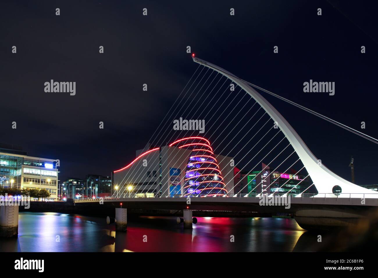 Dublino, Irlanda - Settembre 09. 2018: Ponte Samuel Beckett o Ponte di Arpa - un ponte sospeso a cavo dall'architetto Santiago Calatrava con la forma a D della camera Foto Stock