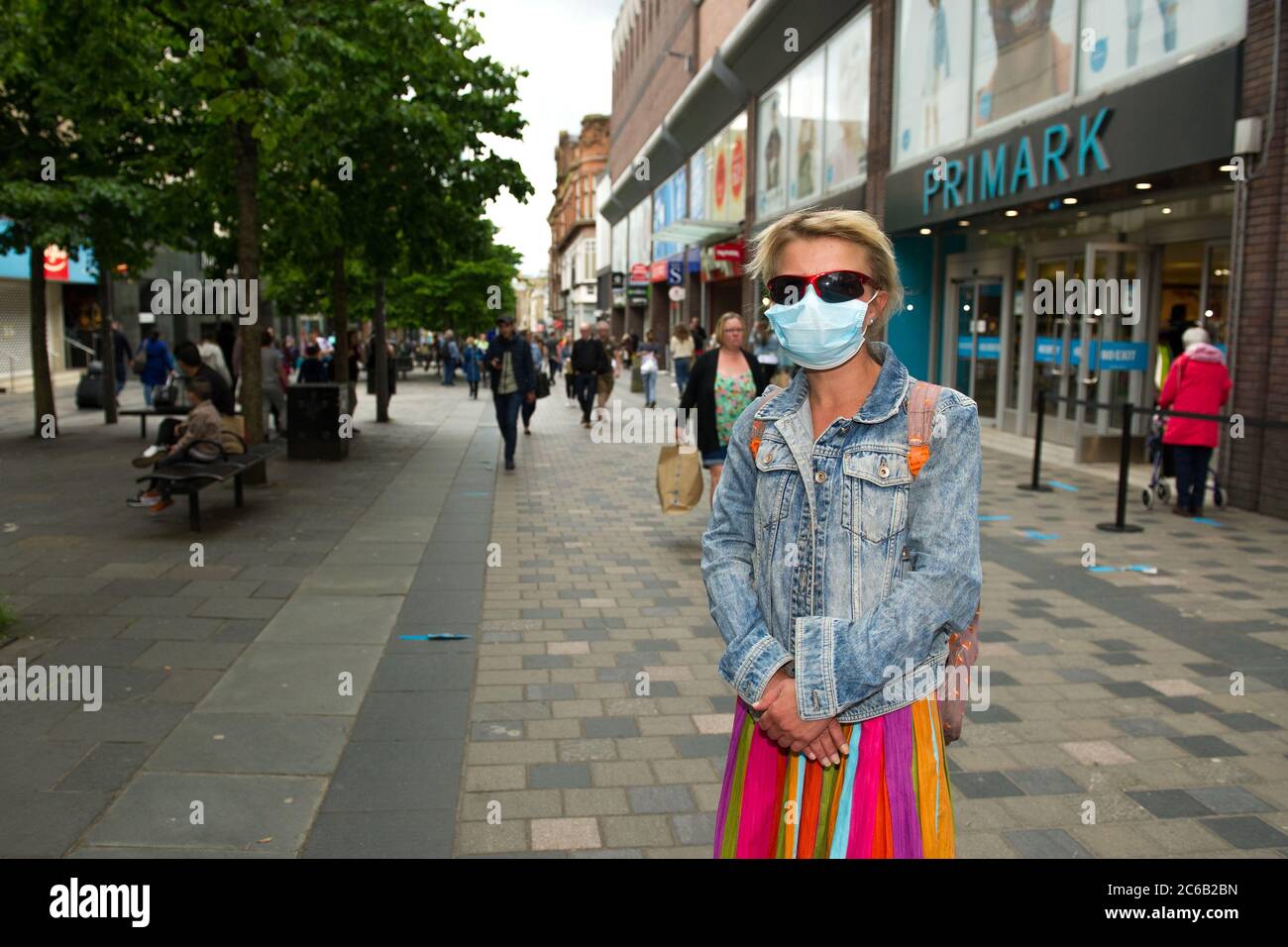 Glasgow, Scozia, Regno Unito. 8 luglio 2020. Nella foto: Persone che indossano maschere da caffè e rivestimenti mentre si è fuori shopping nel centro di Glasgow. Nicola Sturgeon ha annunciato il 2 luglio che indossare una copertura facciale nei negozi diventerà obbligatorio il 10 luglio. I rivestimenti facciali sono già obbligatori quando si prendono i trasporti pubblici per rallentare la diffusione del coronavirus. Credit: Colin Fisher/Alamy Live News Foto Stock