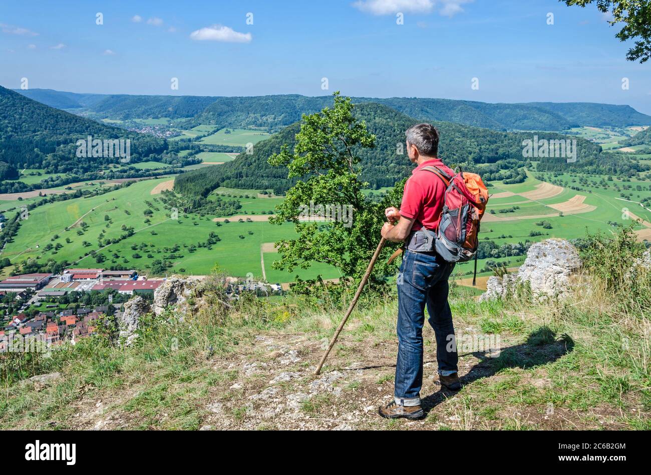 Escursionista maschile facendo una pausa e godendo il bellissimo paesaggio Foto Stock