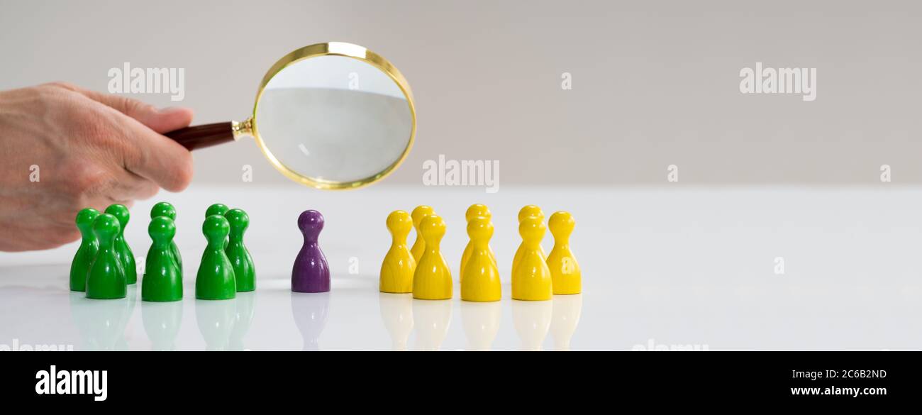 Selezione del segmento di mercato del cliente con vetro ingranditore Foto Stock