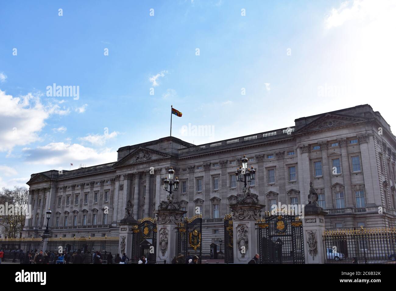 L'intera facciata est del palazzo in vimosa in un giorno con cielo blu. La bandiera è volata a pieno albero sulla cima del palazzo reale. Foto Stock