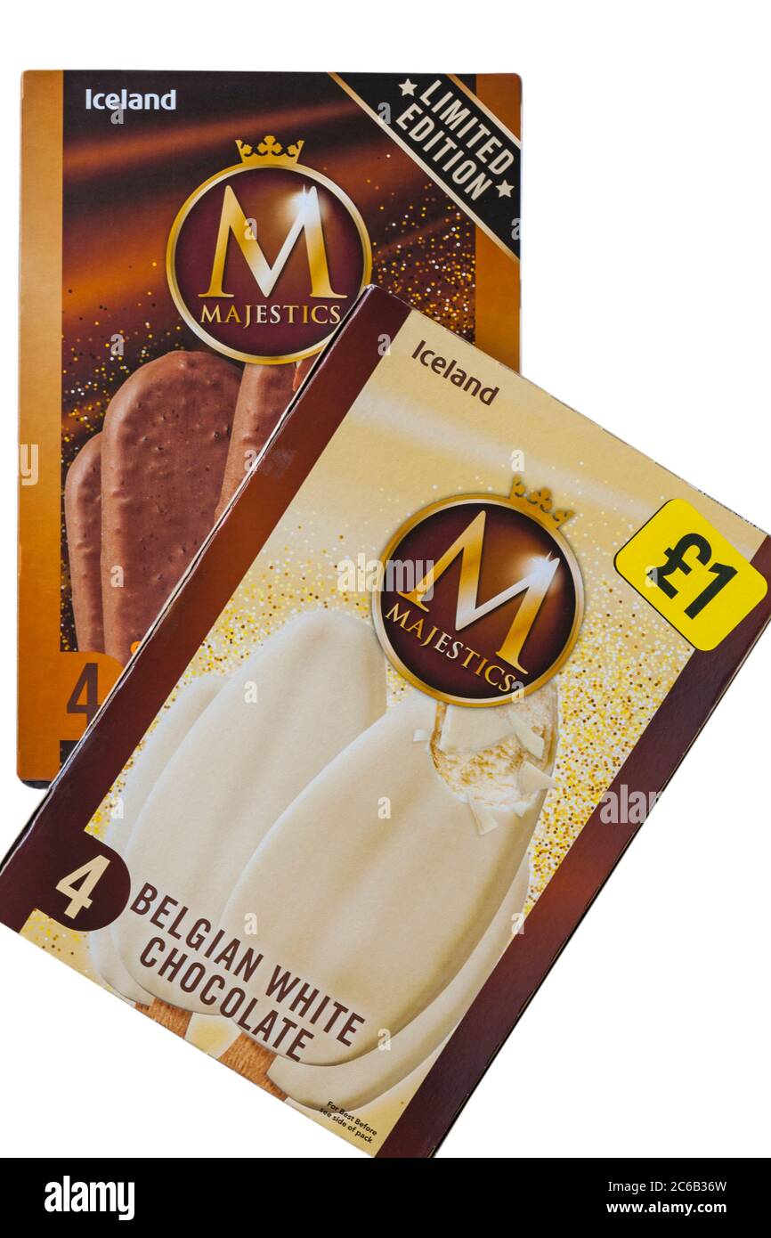 Scatola di gelati al cioccolato bianco belga Majestics e gelati al caramello salato e cioccolato al latte Iceland Majestics su sfondo bianco Foto Stock