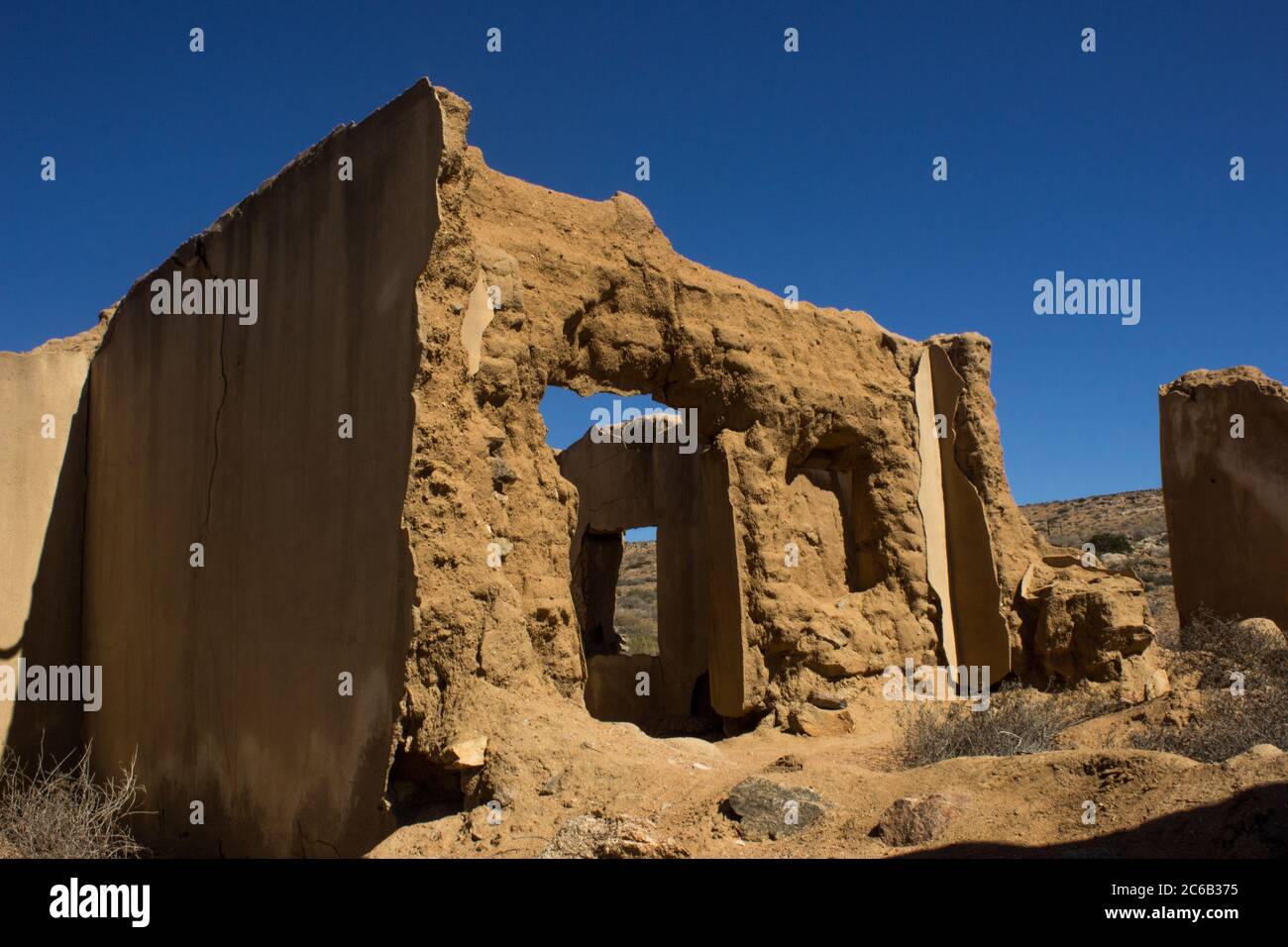 Le rovine della fattoria Koerebee nell'arido ovest del Sudafrica Foto Stock