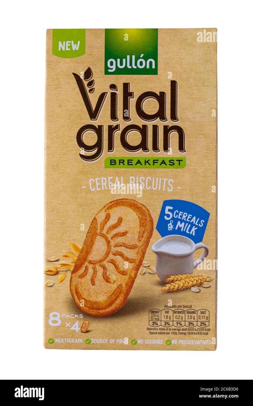 Scatola di biscotti al grano vitale per la colazione Gullon, isolati su sfondo bianco - biscotto con cereali e latte Foto Stock