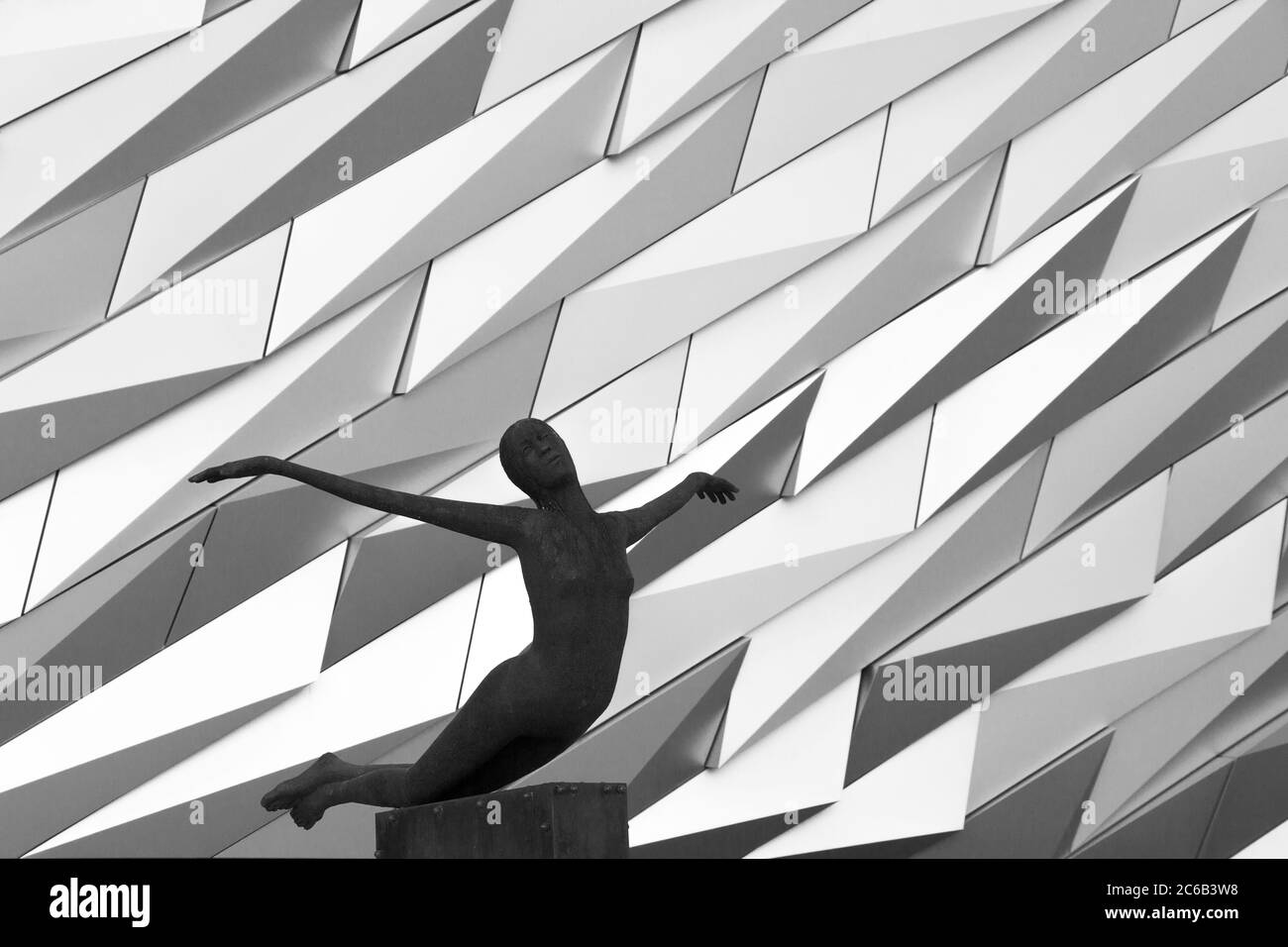 Belfast, Irlanda del Nord - 04 settembre 2018: La statua della speranza del famoso scultore Rowan Gillespie fuori dal museo del Titanic a Hamilton Dock Foto Stock