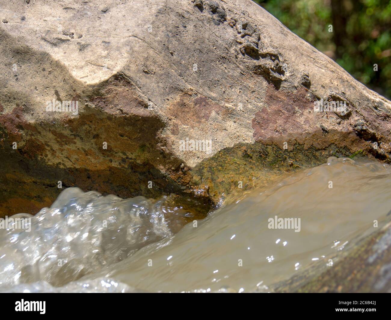 Fotografia ravvicinata delle rocce fluviali catturate sul fiume Moniquinira nel dipartimento di Boyaca, nelle montagne centrali andine della Colombia Foto Stock