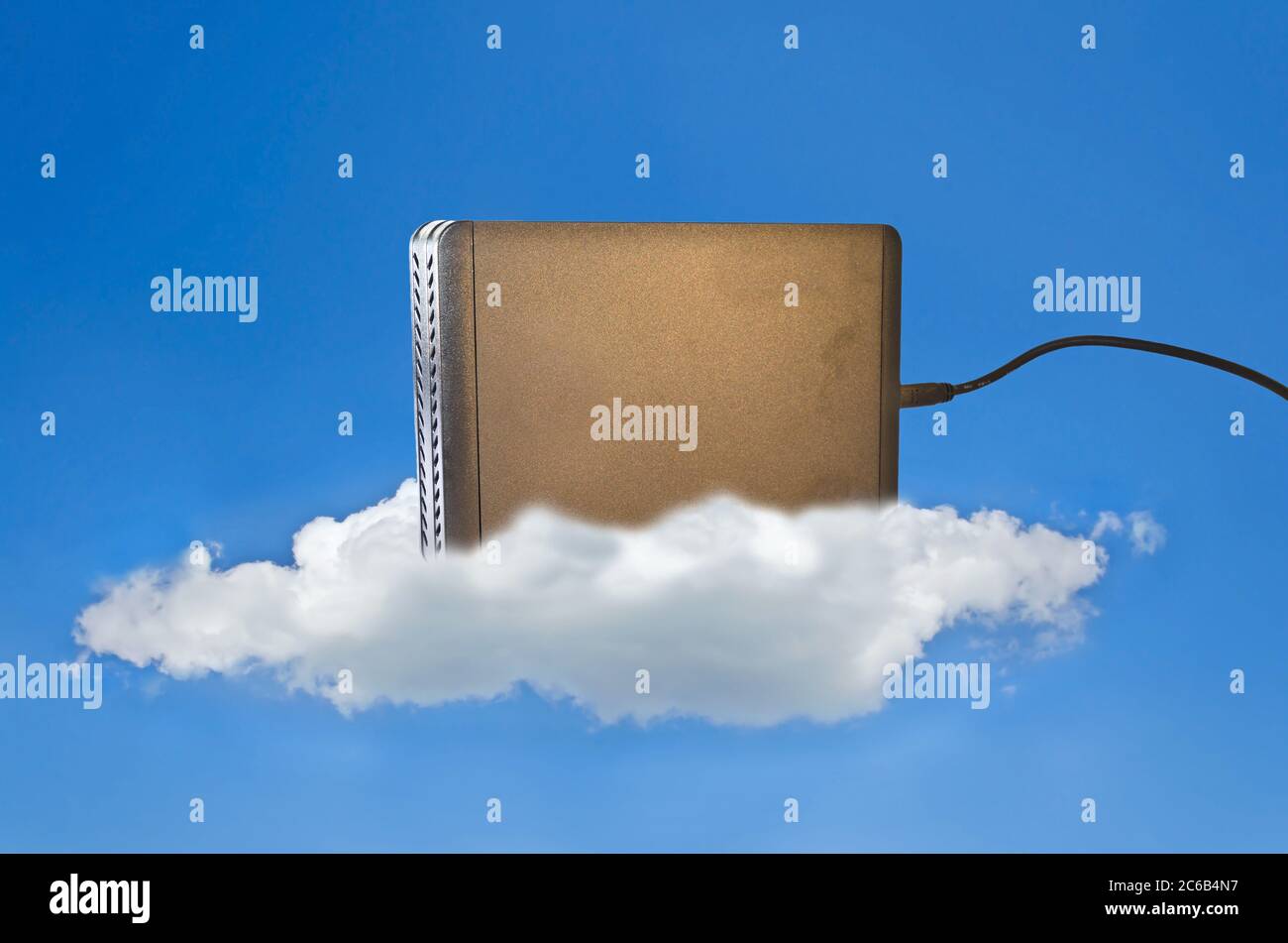 Disco rigido su una nuvola nel cielo blu come simbolo per l'archiviazione cloud Foto Stock