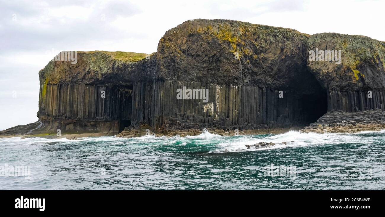 Scogliere di roccia di basalto e grotta marina; Fingal's Cave, Staffa, Isola di Mull, Inner Hebrides, Scozia, Regno Unito Foto Stock