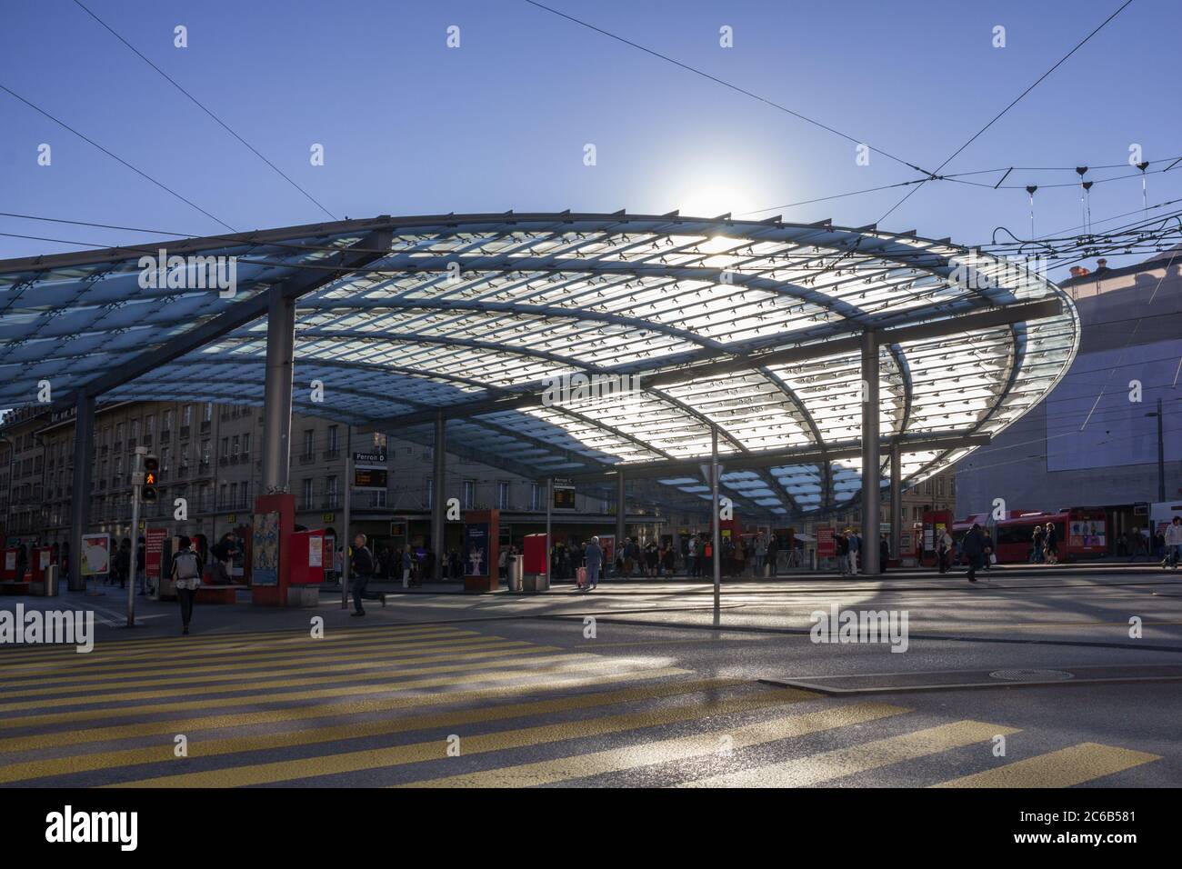 Berna, Svizzera - Ottobre 13. 2018: Stazione del tram di fronte alla stazione ferroviaria sulla Bahnhofplatz nelle ore del mattino. Foto Stock