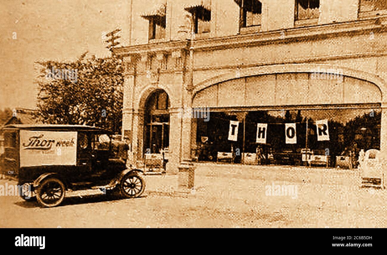 Una fotografia del 1920 del Thor Electric Shop ('The London Hydro'), 413 Yonge St, Toronto, Canada con il suo furgone di consegna. L'elettricità è arrivata per la prima volta a Toronto alla fine del 1880, con aziende private che soddisfacero le esigenze. Il sistema idroelettrico di Toronto è stato introdotto il 2 maggio 1911 presso il vecchio municipio. Negli anni '20 Toronto Hydro si fuse con le società elettriche private . Foto Stock