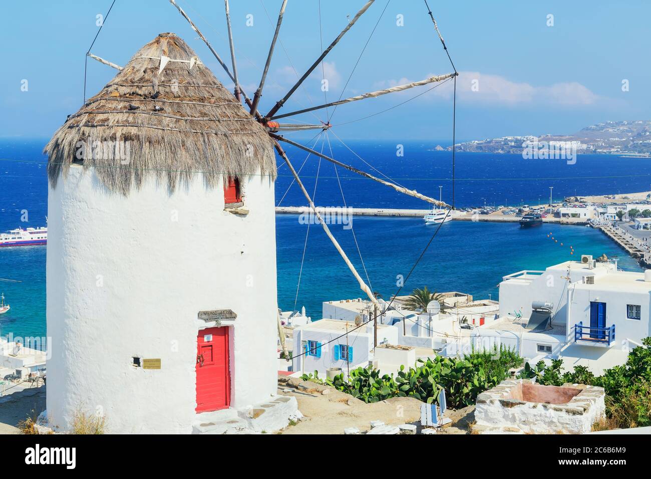 Il mulino di Boni si affaccia sulla città di Mykonos, Mykonos, Cicladi, Isole greche, Grecia, Europa Foto Stock