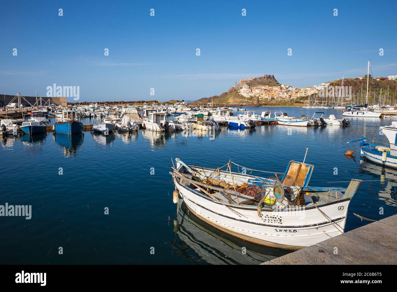 Vista sul porto turistico verso l'antico castello, Castelsardo, provincia di Sassari, Sardegna, Italia, Mediterraneo, Europa Foto Stock