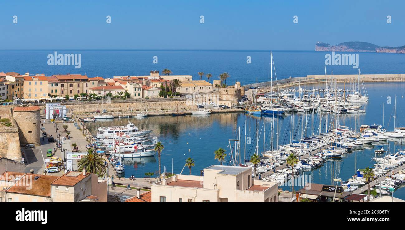 Vista sul porto turistico, Alghero, Sardegna, Italia, Mediterraneo, Europa Foto Stock