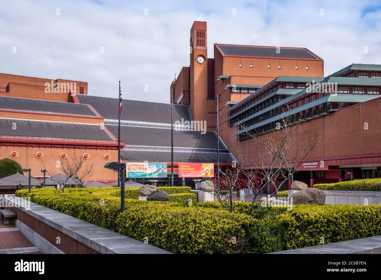 Esterno della British Library degli architetti Sir Colin St. John Wilson e MJ Long, Euston, Londra, Inghilterra, Regno Unito, Europa Foto Stock