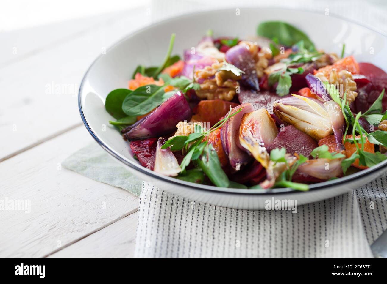 Insalata di barbabietole, arancia e cipolla rossa con noci. Foto Stock