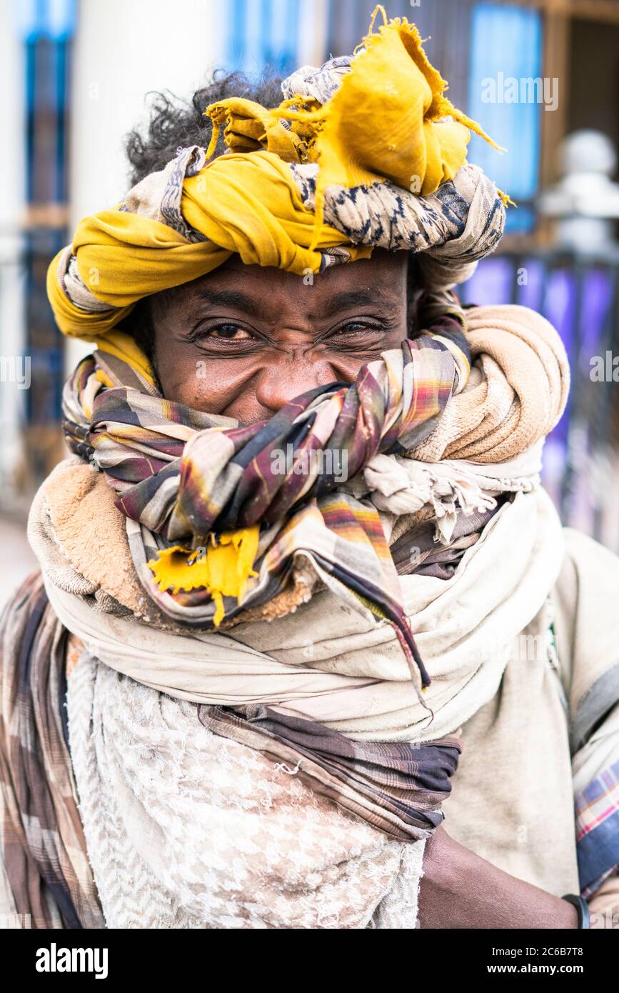 Ritratto di giovane uomo con la pellicola che sorride alla macchina fotografica, Bati, Amhara Regione, Oromia, Etiopia, Africa Foto Stock