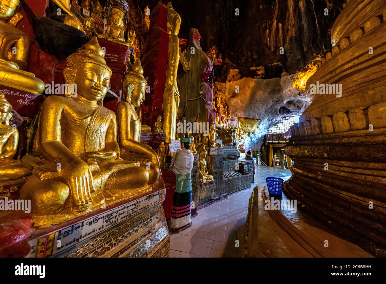 Statue di Buddha d'oro, grotta di Pindaya, Pindaya, Shan state, Myanmar (Birmania), Asia Foto Stock