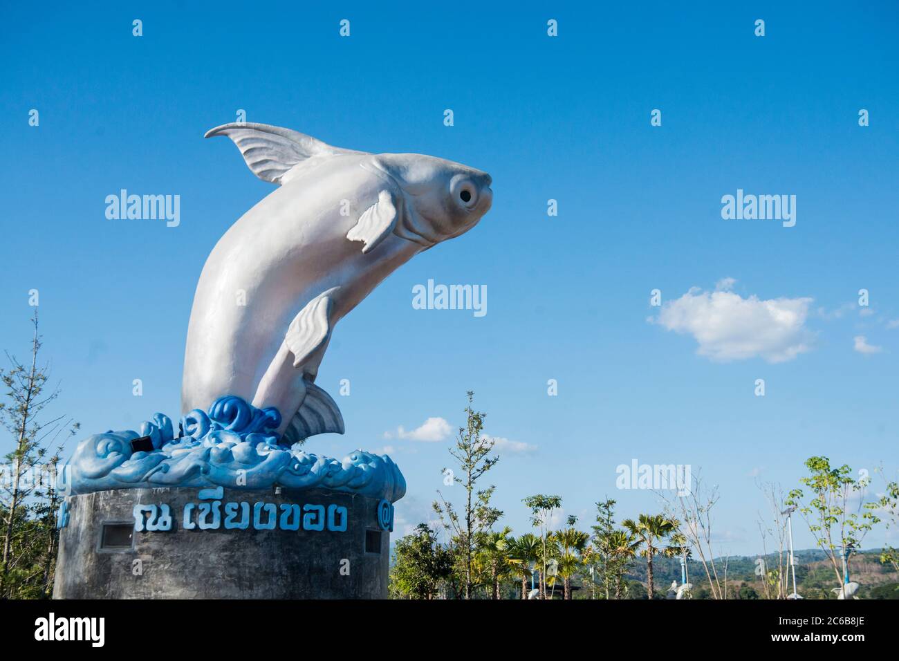 Un monumento di una Catfish gigante Mekong nella città di Chiang Khong nella provincia di Chiang Rai in Thailandia. Thailandia, Chiang Khong, novembre 2019 Foto Stock