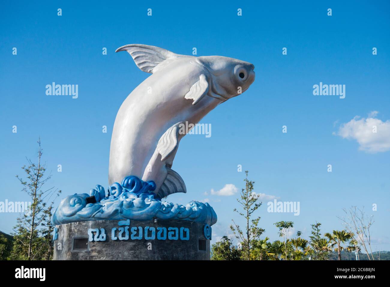 Un monumento di una Catfish gigante Mekong nella città di Chiang Khong nella provincia di Chiang Rai in Thailandia. Thailandia, Chiang Khong, novembre 2019 Foto Stock