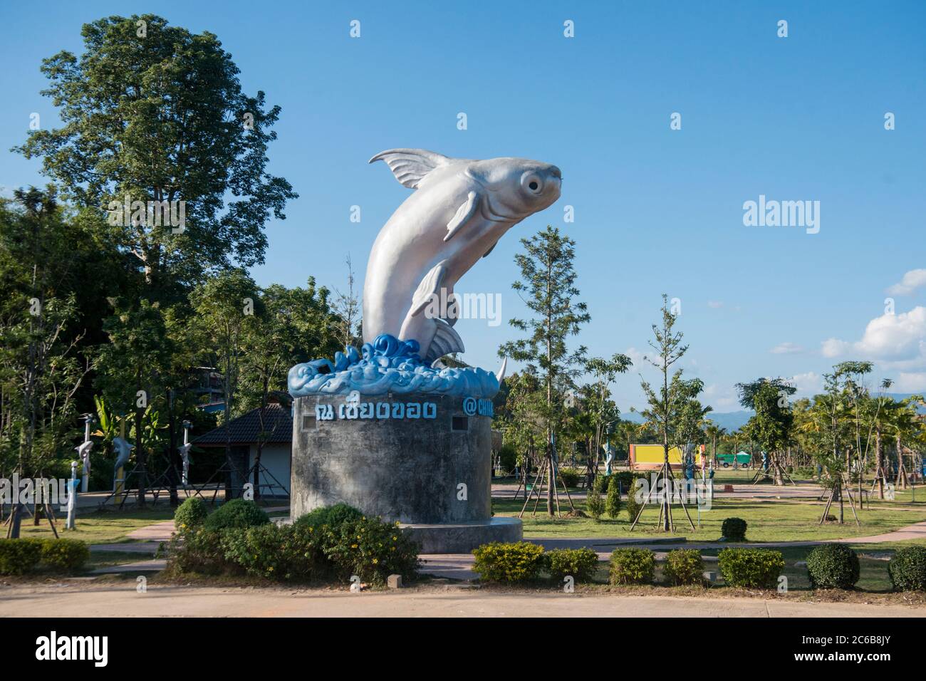 Un monumento di una Catfish gigante Mekong nella città di Chiang Khong nella provincia di Chiang Rai in Thailandia. Thailandia, Chiang Khong, novembre 2019 Foto Stock
