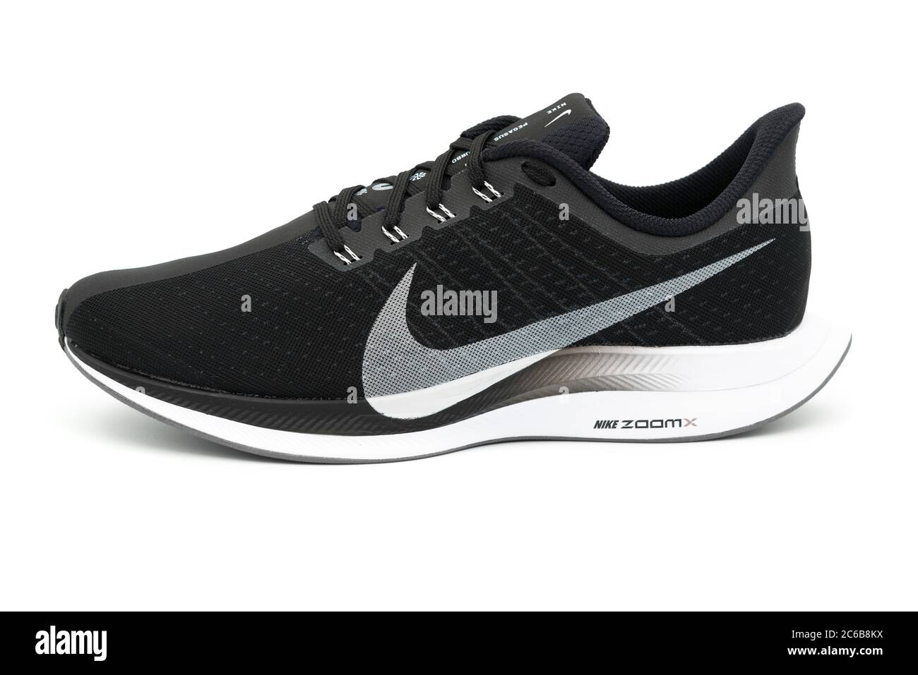 Scarpa da running Nike Pegasus Turbo nera isolata su sfondo bianco Foto Stock