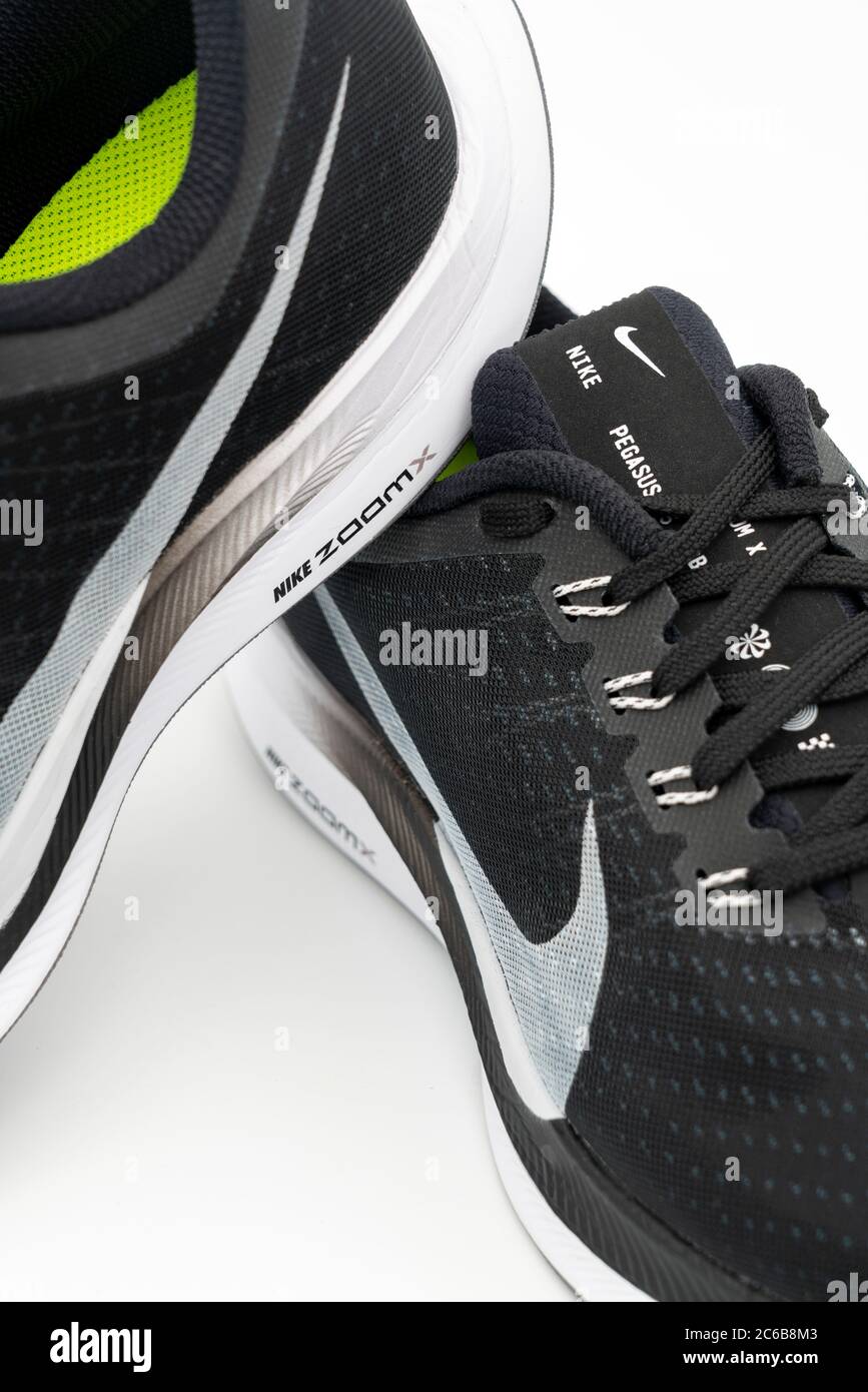 Paio di scarpe da running Nike Pegasus Turbo nere tagliate isolate su sfondo bianco Foto Stock
