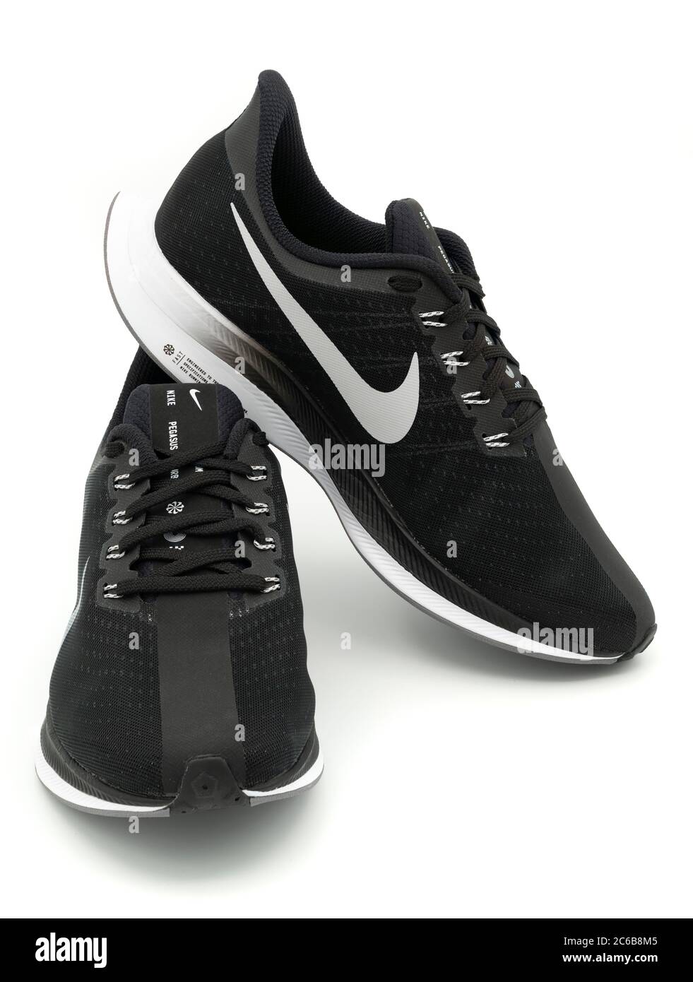 Paio di scarpe da running Nike Pegasus Turbo nere tagliate isolate su sfondo bianco Foto Stock