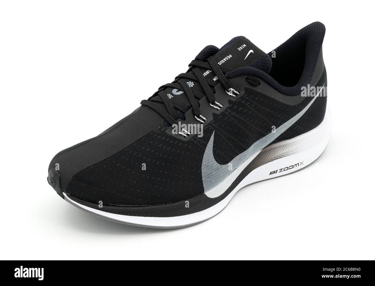 Scarpa da running Nike Pegasus Turbo nera isolata su sfondo bianco Foto Stock