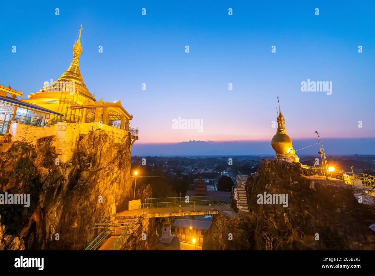 Taung Kew Paya costruito su rocce, dopo il tramonto, Loikaw, stato di Kayah, Myanmar (Birmania), Asia Foto Stock