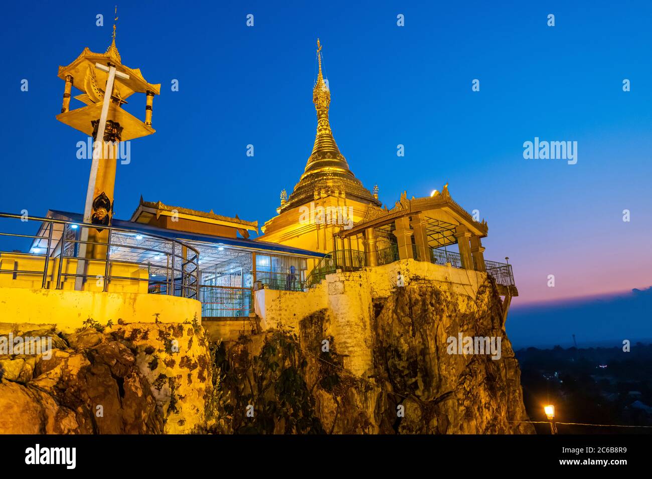 Taung Kew Paya costruito su rocce, dopo il tramonto, Loikaw, stato di Kayah, Myanmar (Birmania), Asia Foto Stock
