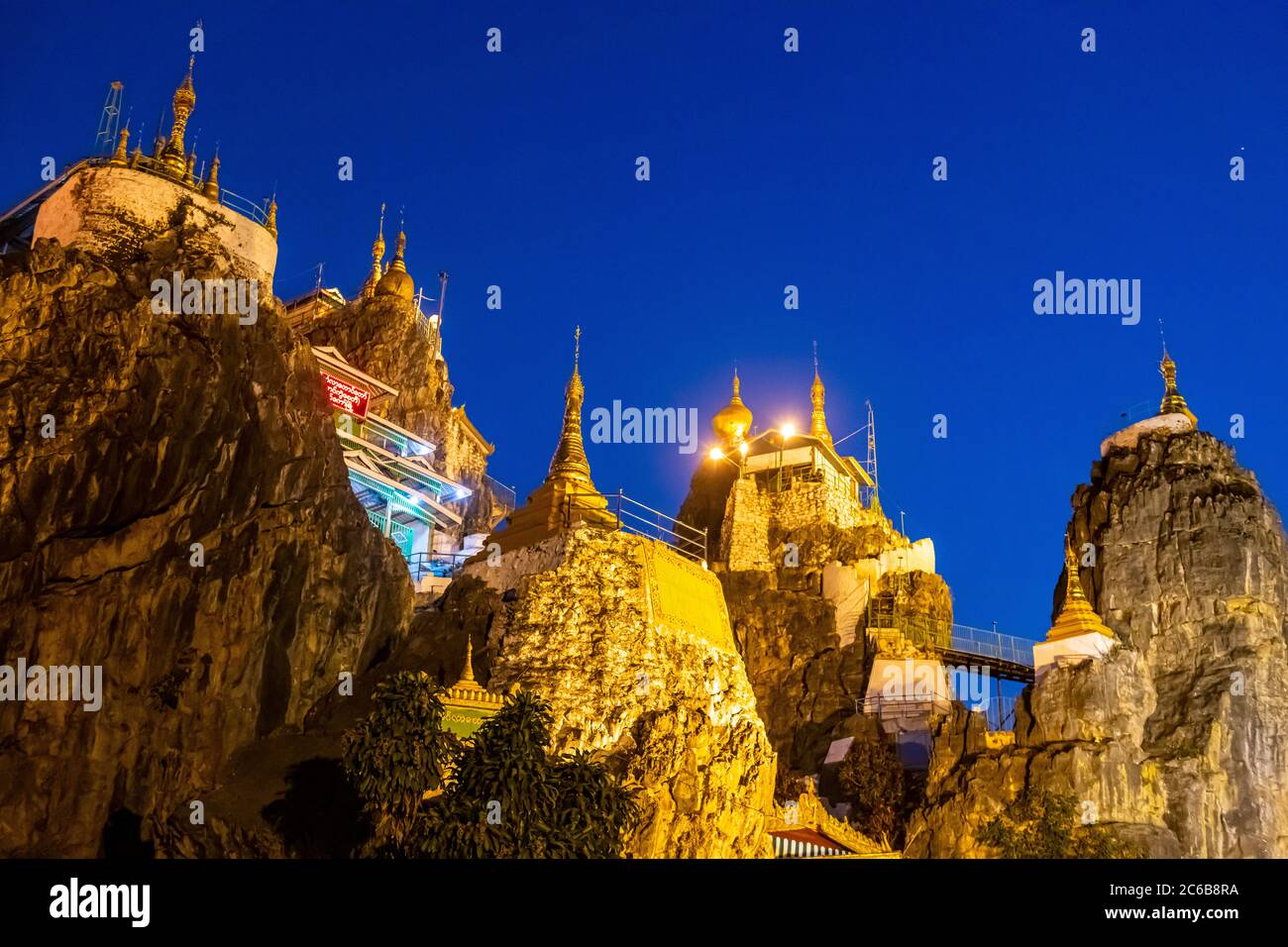 Taung Kew Paya costruito su rocce, dopo il tramonto, Loikaw, stato di Kayah, Myanmar (Birmania), Asia Foto Stock