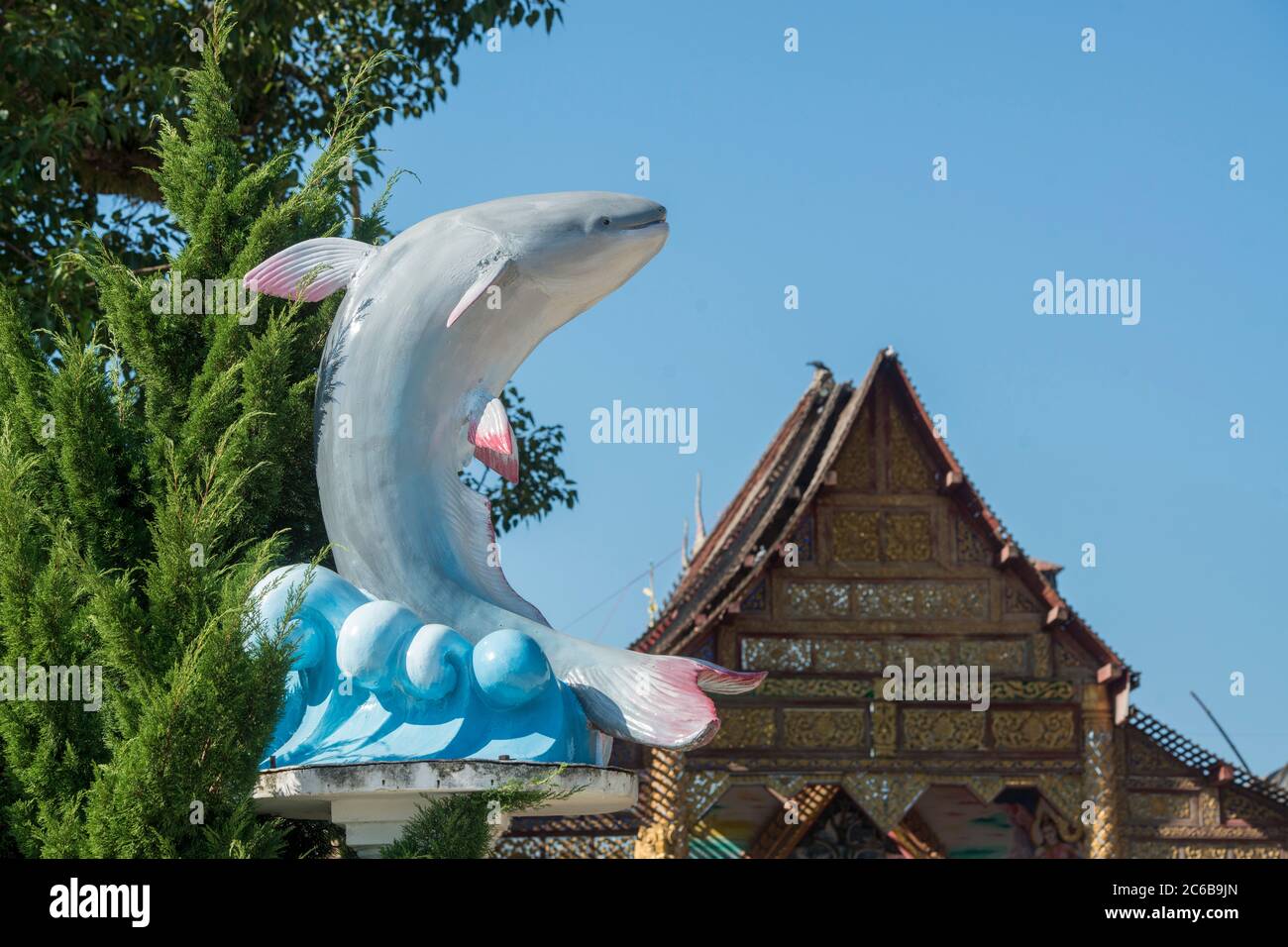 Un monumento di un pescatore gigante Mekong presso l'Istituto di ricerca Catfish nella città di Chiang Khong nella provincia di Chiang Rai in Thailandia. Thaily Foto Stock