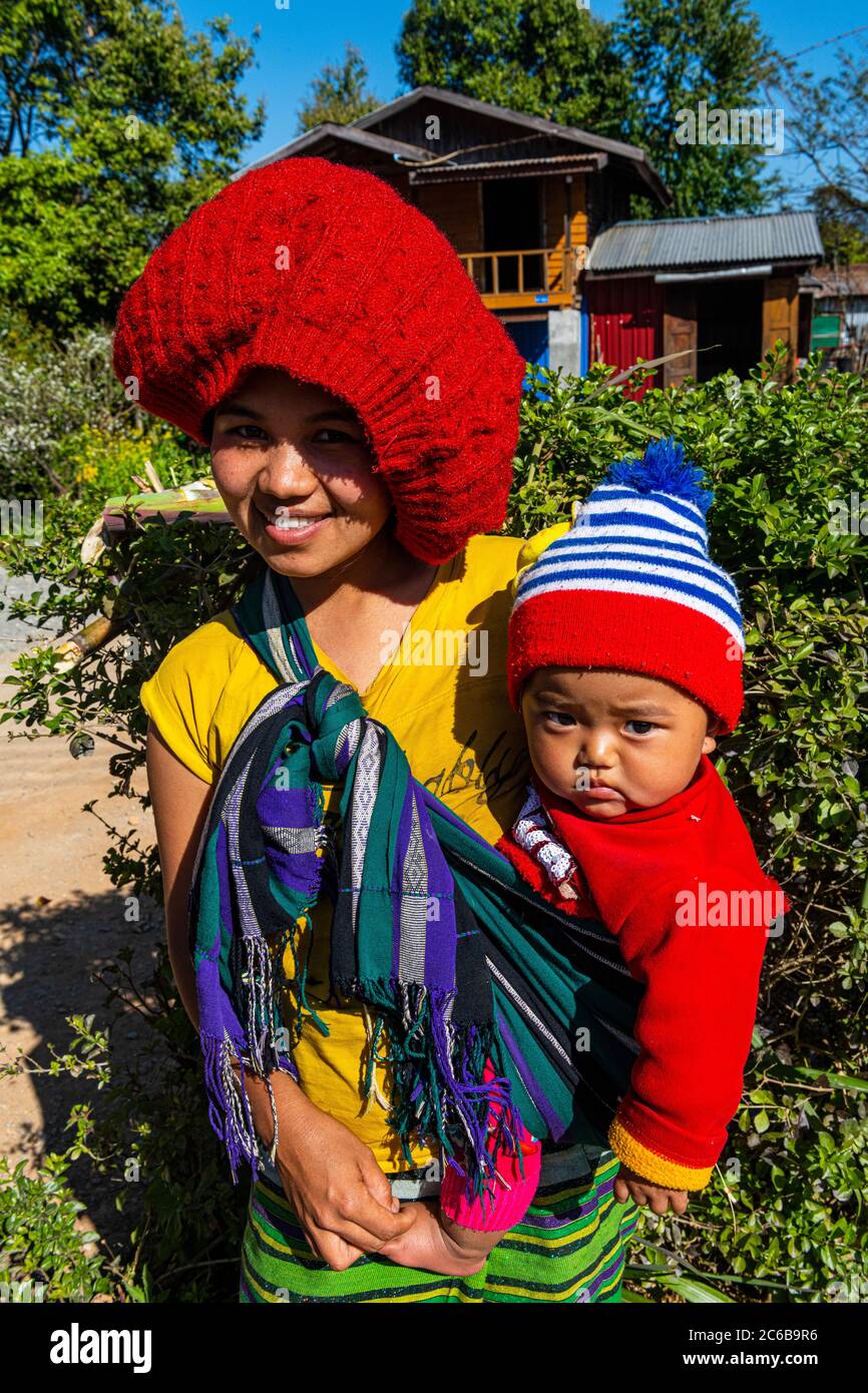 Donna e bambino locale Chin, Kanpelet, Chin stato, Myanmar (Birmania), Asia Foto Stock