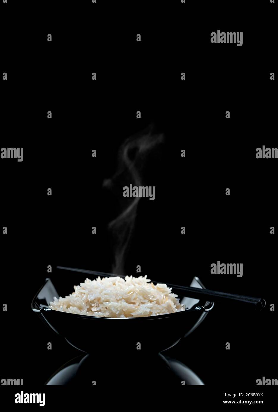 Riso Basmati bollito su fondo nero. Tradizione asiatica. Riprese in studio. Foto Stock