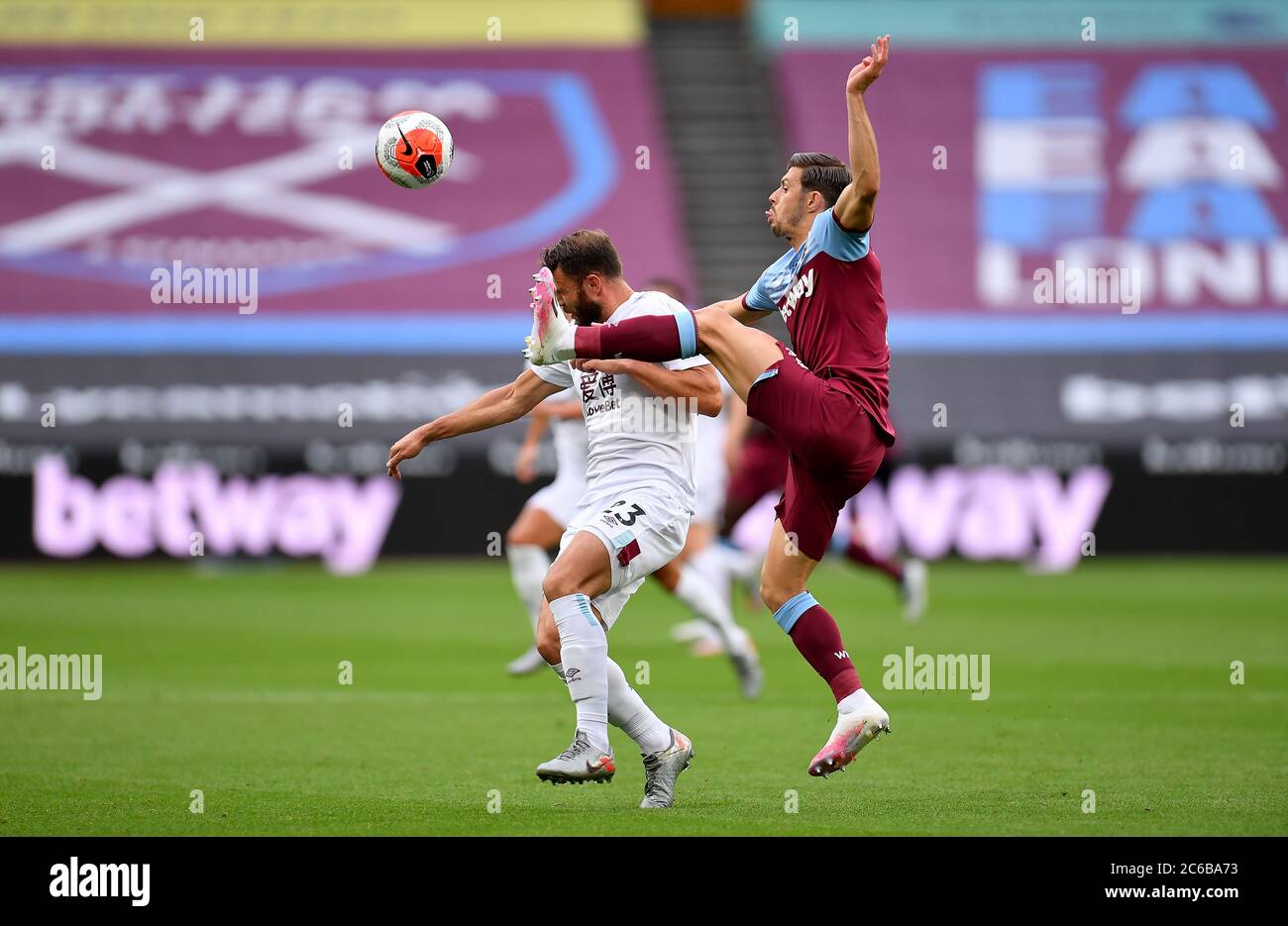 Erik Pieters di Burnley (a sinistra) e Aaron Cresswell di West Ham United combattono per la palla durante la partita della Premier League allo stadio di Londra. Foto Stock