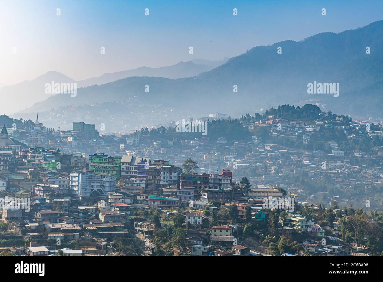Case arroccate sulle colline, Kohima, Nagaland, India, Asia Foto Stock
