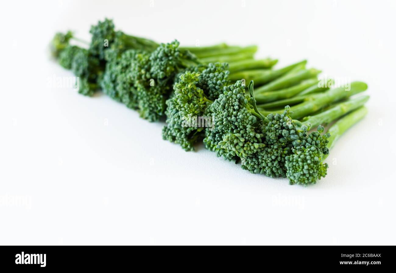 Broccolini freschi isolati su sfondo bianco con spazio per la copia Foto Stock