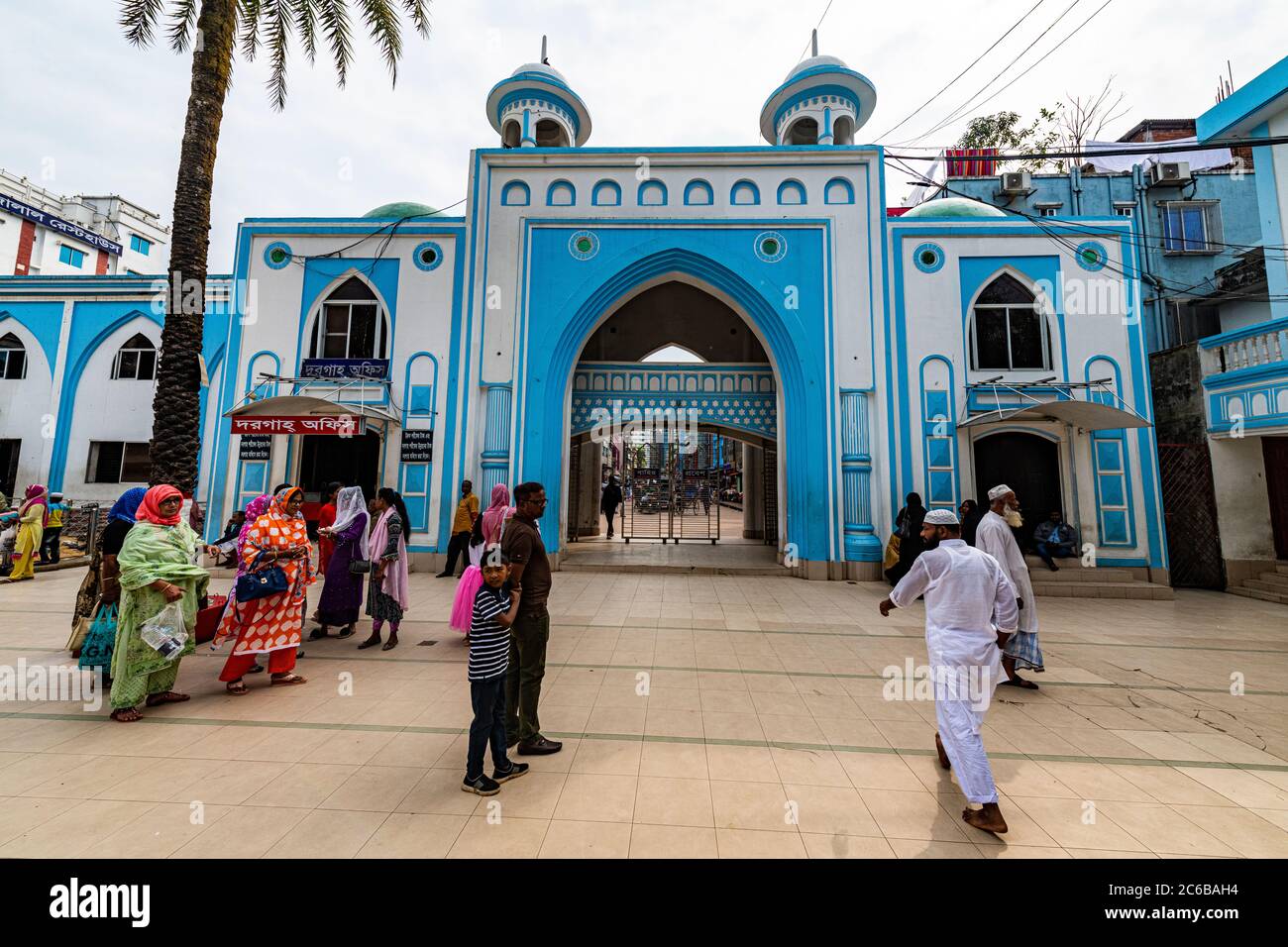 Ingresso alla Moschea e alla tomba di Hazrat Shah Jalal, Sylhet, Bangladesh, Asia Foto Stock