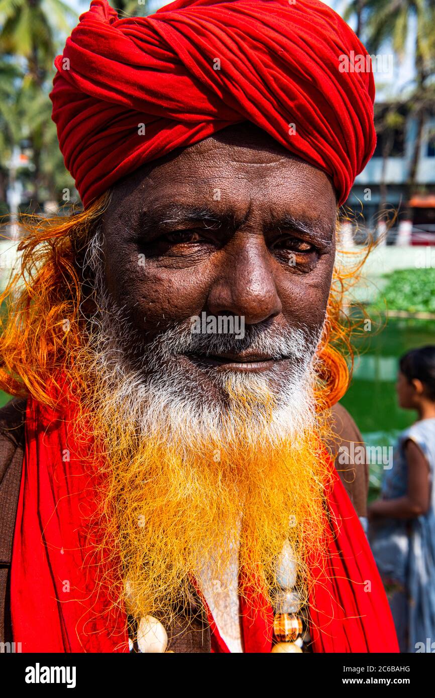 Primo piano di un uomo santo sufi, Moschea e tomba di Hazrat Shah Jalal, Sylhet, Bangladesh, Asia Foto Stock