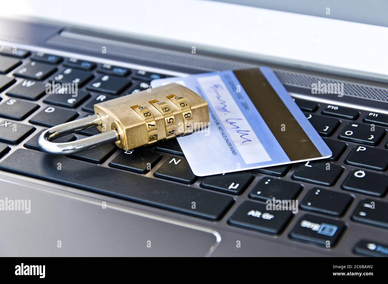 Carta di credito con lucchetto sulla tastiera del computer che simboleggia pagamenti online sicuri Foto Stock