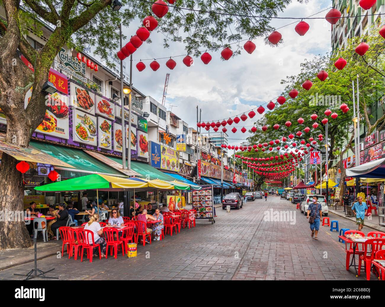 Jalan Alor, una strada nel Triangolo d'Oro famosa per il suo cibo e bevande, Kuala Lumpur, Malesia Foto Stock