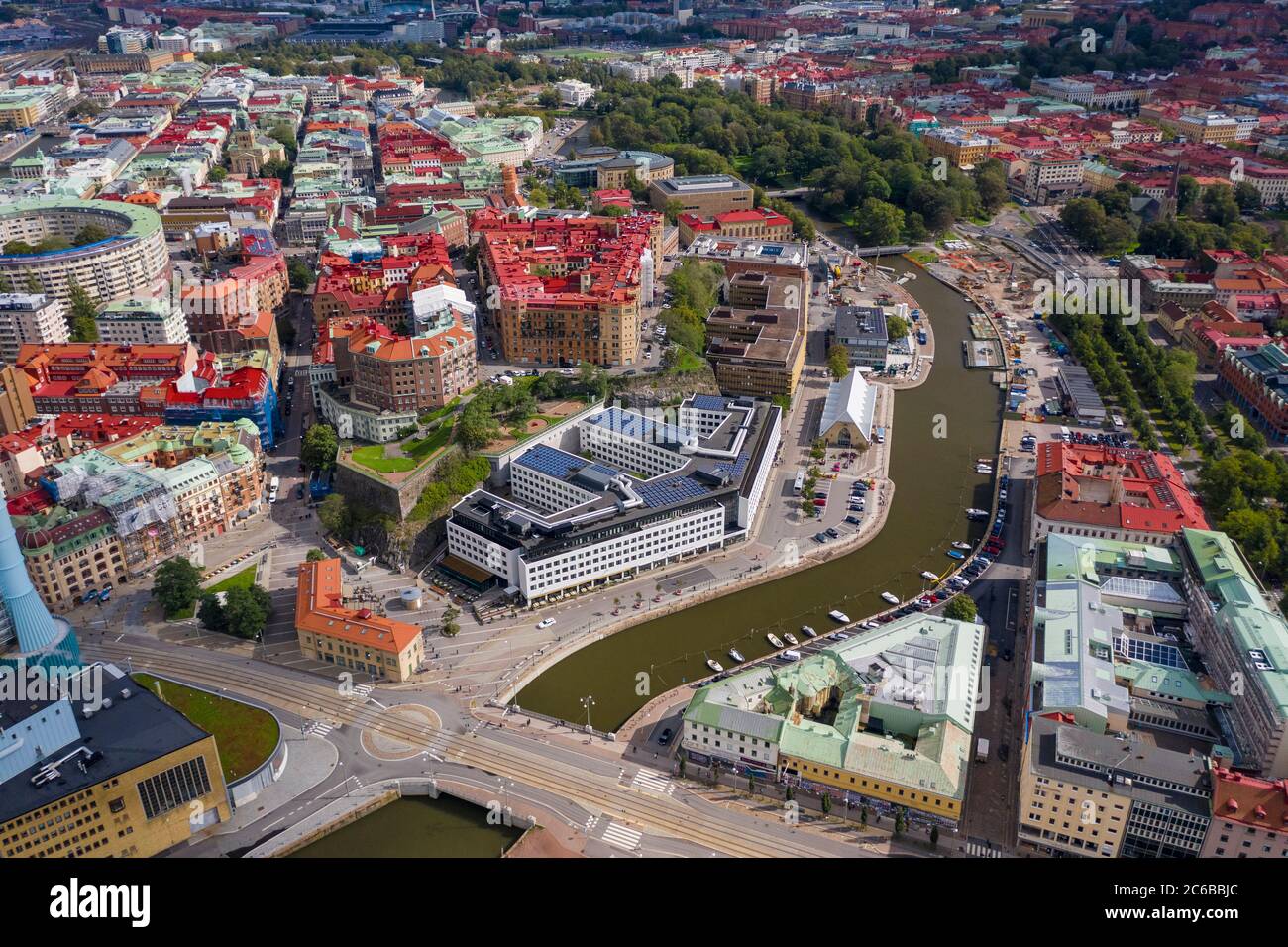 Vista aerea dal drone della città vecchia di Inom Vallgraven presso il porto di Goteborg, Svezia, Scandinavia, Europa Foto Stock