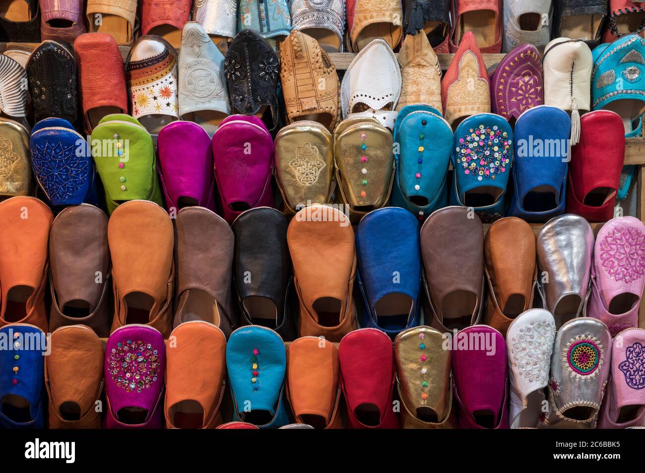 Pantofole colorate per la vendita di babouche nei souk di Marrakech, Place Djemaa El Fna, Marrakech, Marocco, Africa del Nord, Africa Foto Stock