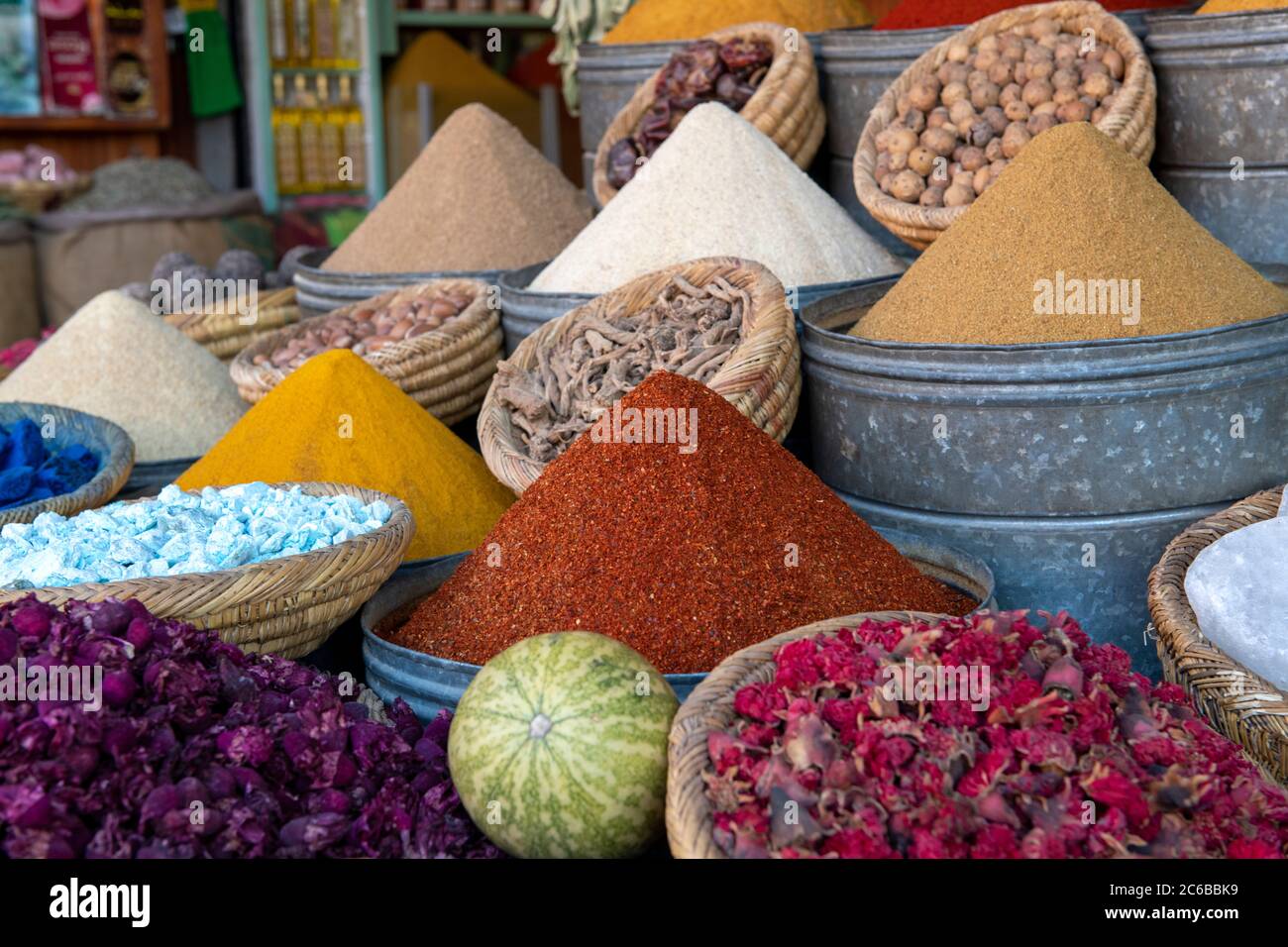 Mostra colorata di spezie nel mercato delle spezie (Piazza Rahba Kedima) nei souk di Marrakech, Marocco, Africa del Nord, Africa Foto Stock