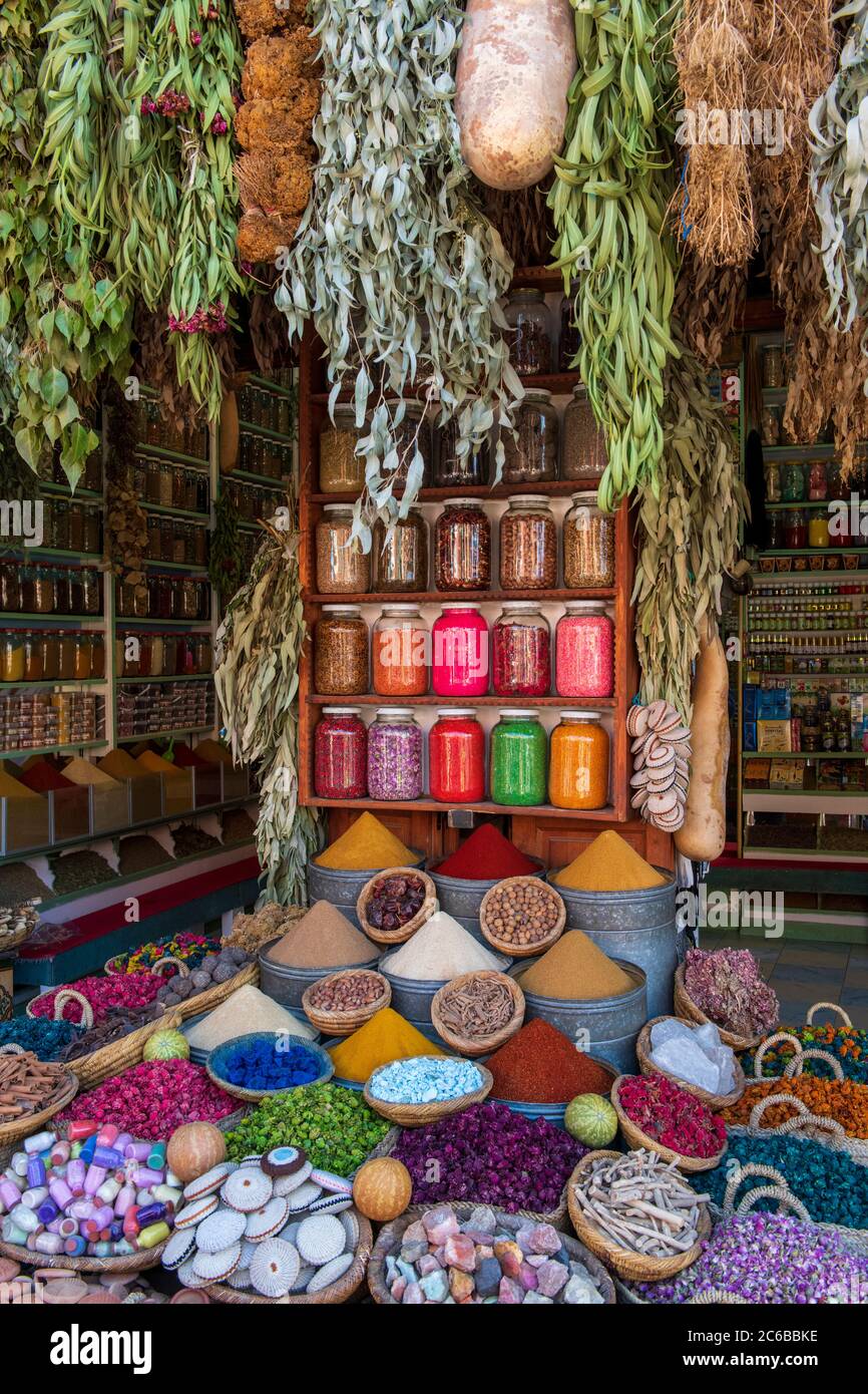 Una mostra di spezie nel mercato delle spezie (Piazza Rahba Kedima) nei souk di Marrakech, Marocco, Africa del Nord, Africa Foto Stock
