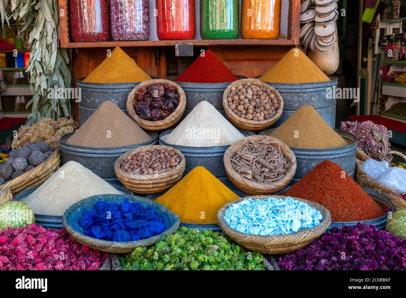 Esposizione di spezie e pourri pentola nel mercato delle spezie nei suk di Marrakech, Marocco, Africa del Nord, Africa Foto Stock