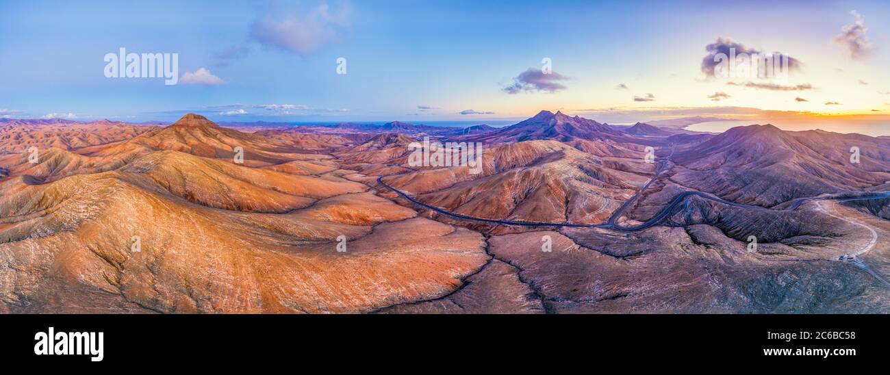 Strada di montagna che attraversa il paesaggio vulcanico vicino al punto di osservazione astronomico Sicasumbre, Fuerteventura, Isole Canarie, Spagna, Atlantico, Europa Foto Stock