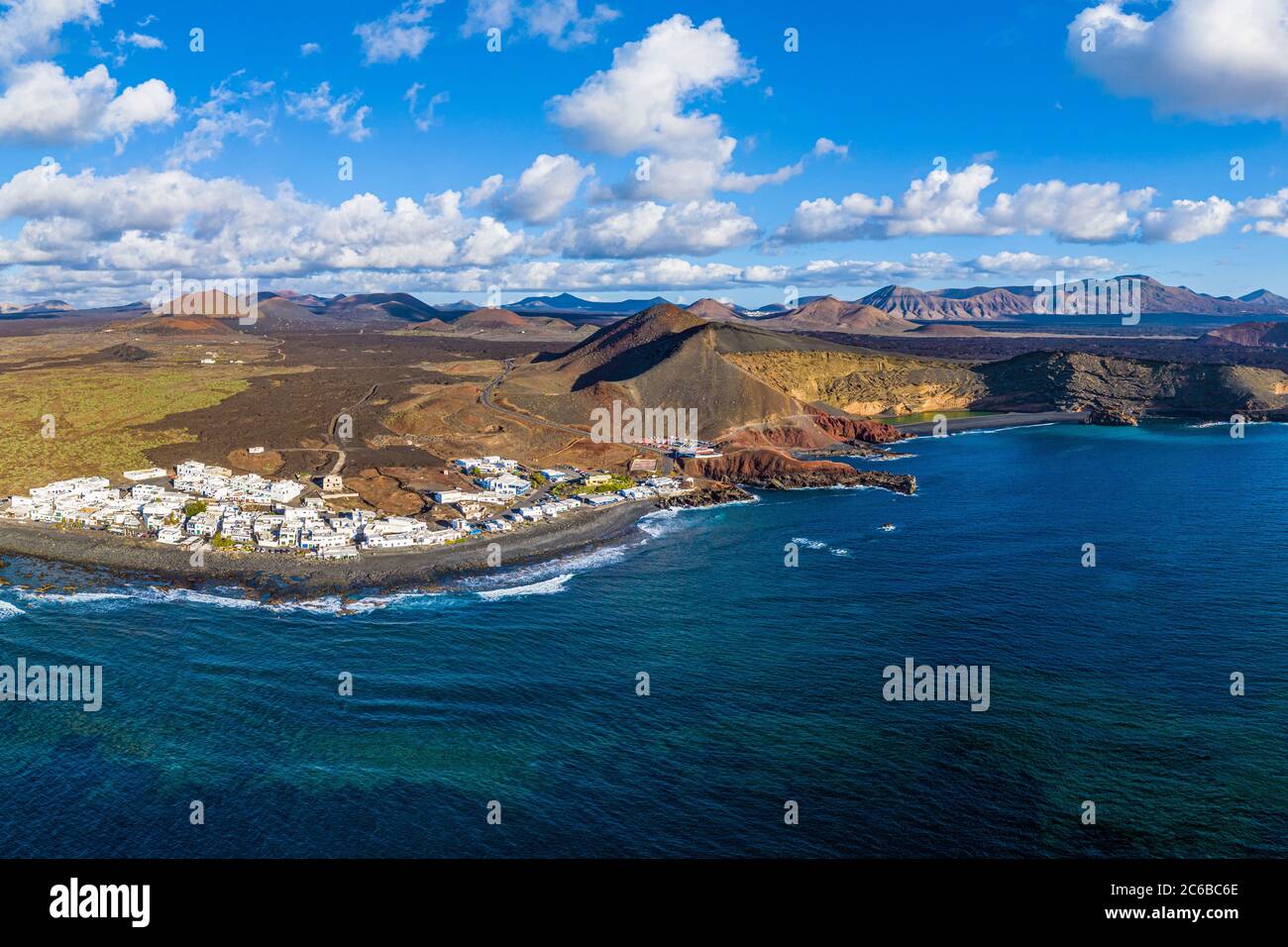 Vista aerea del villaggio di El Golfo e del paesaggio vulcanico del Parco Nazionale di Timanfaya, Lanzarote, Isole Canarie, Spagna, Atlantico, Europa Foto Stock